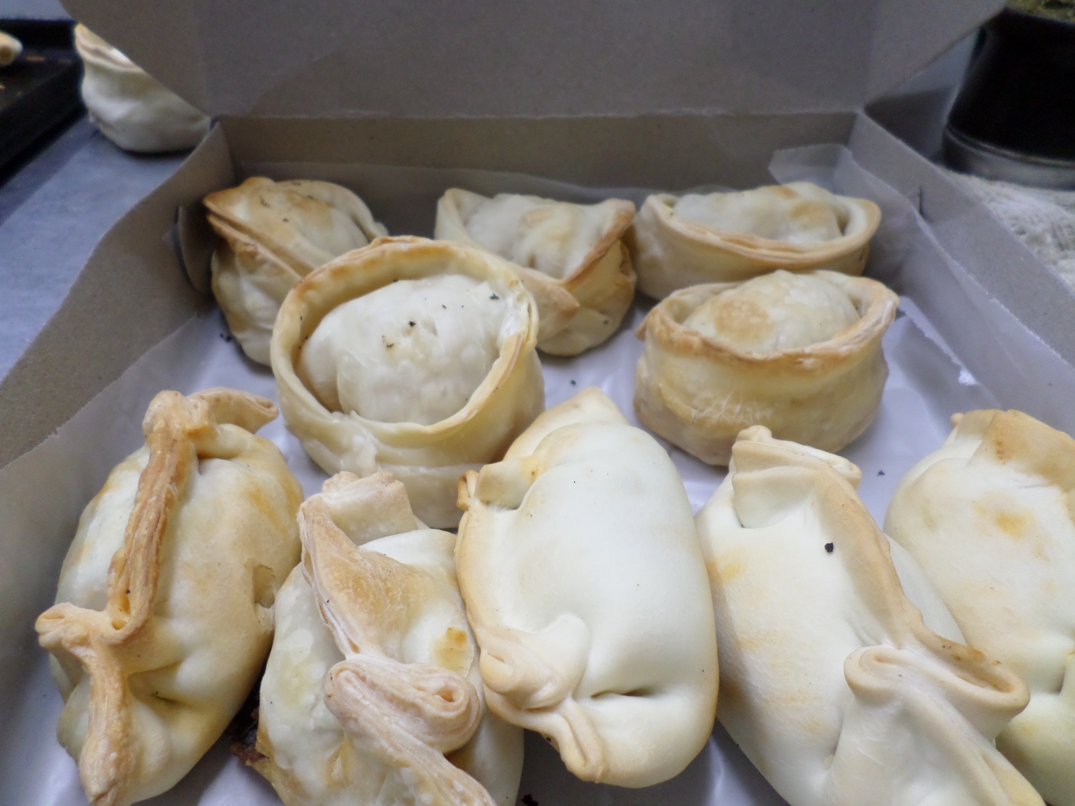 Empanadas criollas y de jamón y queso