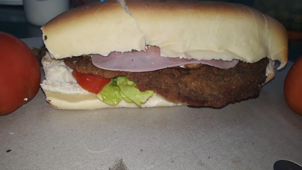 Sandwich de milanesa con papas fritas