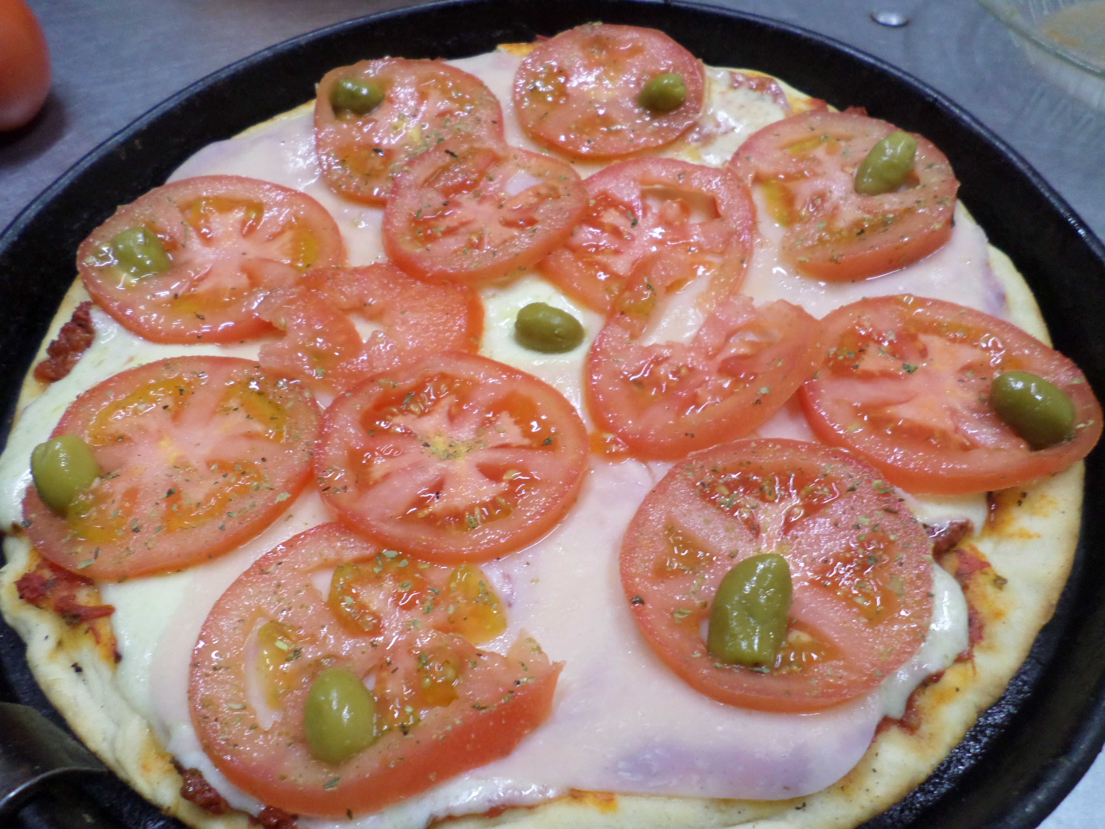 Pizza con tomates y aceitunas