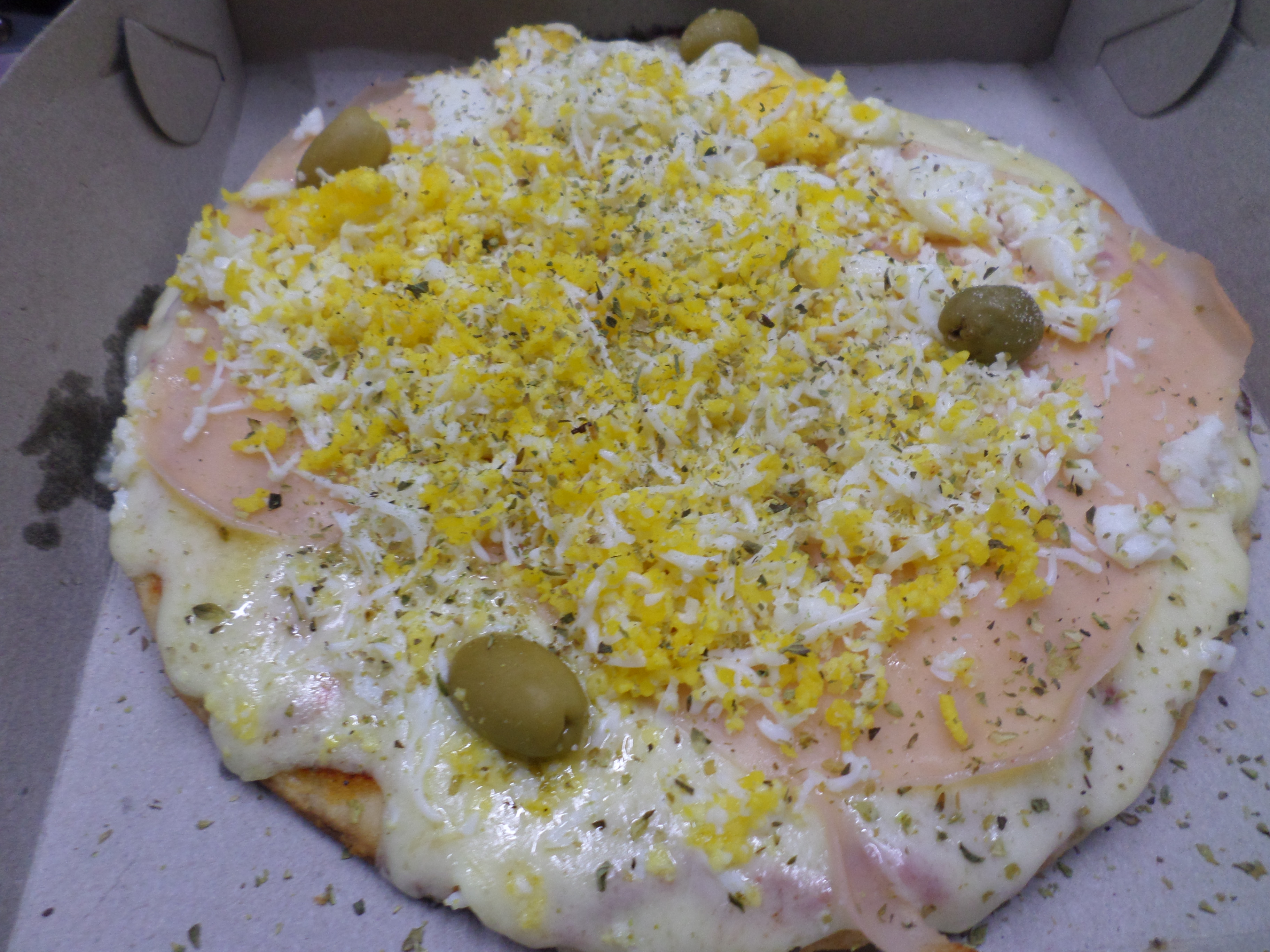 Pizza con huevos y aceitunas
